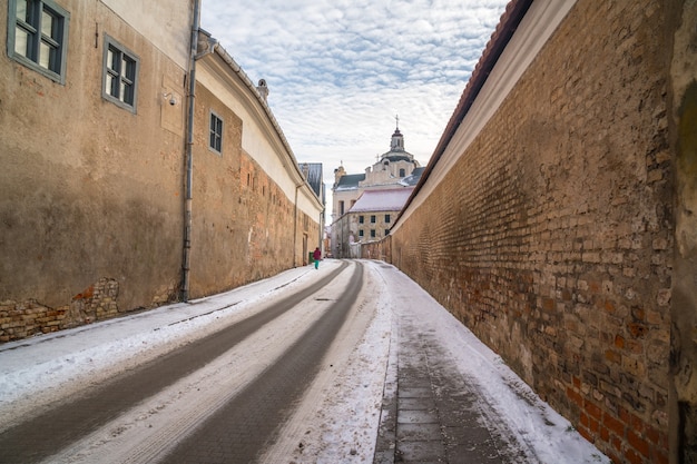 Die alte schmale Straße von Vilnius. Neues Jahr in Lietuva. Reise.