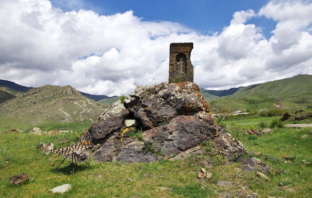 Die alte schwarze Kirche in den Bergen des Kaukasus, Armenien