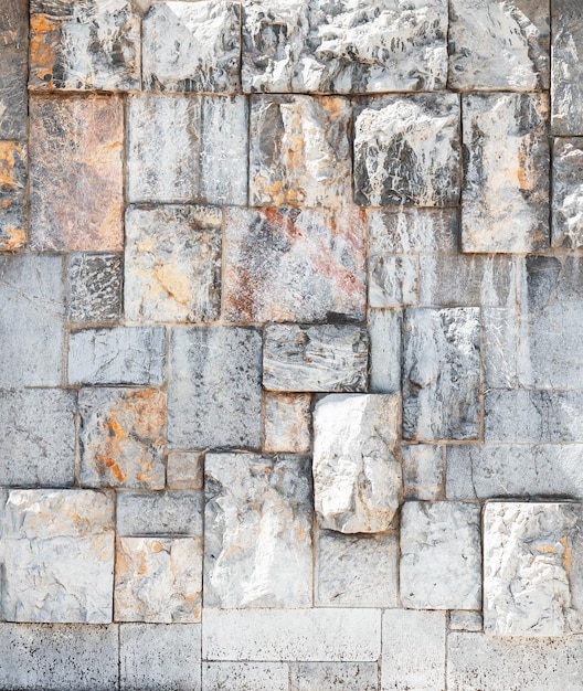 Die alte Steinmauer eines Gebäudes im Stadtzentrum