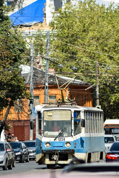 Die alte Straßenbahn fährt durch die Stadt