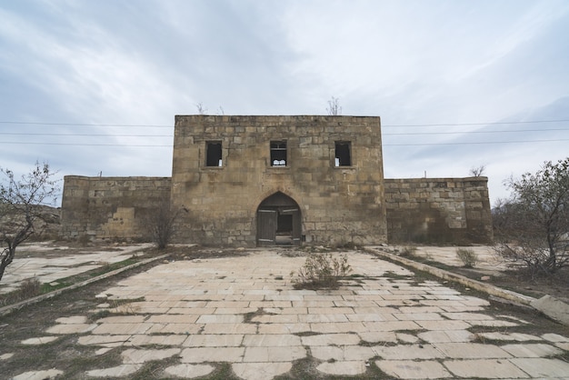 Die alte verlassene Karawanserei Garachi bezieht sich auf das XIV. Jahrhundert und befindet sich in Aserbaidschan