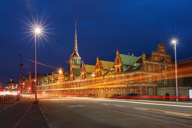 Die alten Börsenbörsen und Lichtspuren in der nächtlichen Kopenhagener Hauptstadt von Dänemark