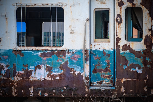 Foto die alten eisenbahnwaggons in einem verlassenen bahnhof.