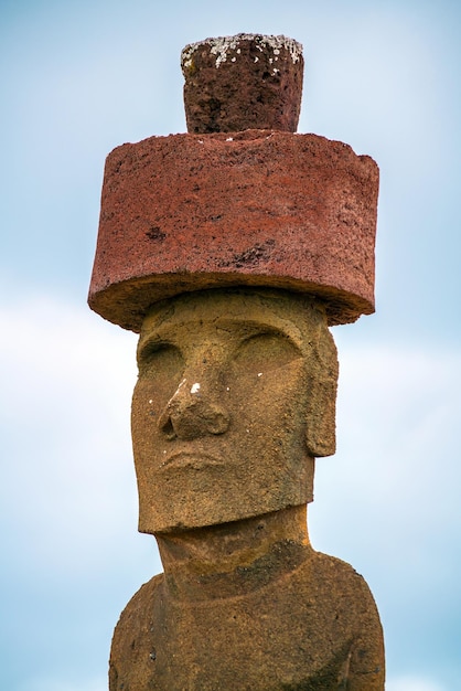 Foto die alten moai auf der osterinsel in chile