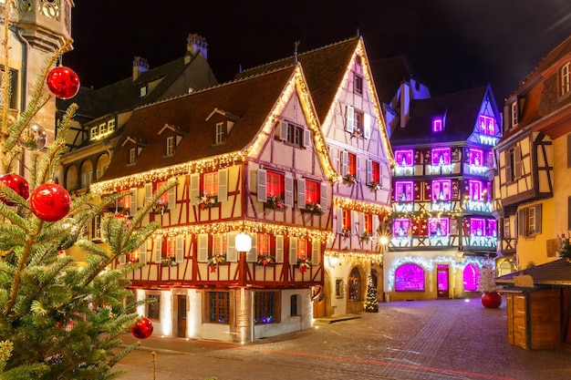 Die Altstadt von Colmar ist zu Weihnachten dekoriert und beleuchtet