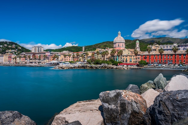 Die Altstadt von Pegli (ein Stadtteil von Genua) von den Klippen aus gesehen