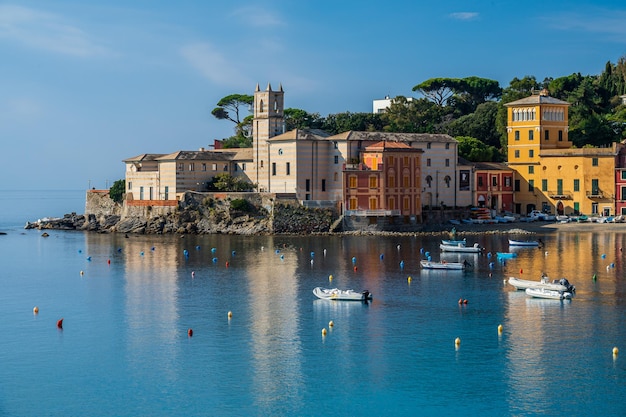 Die Altstadt von Sestri Levante mit ihren farbenfrohen Häusern liegt gegenüber der Baia del Silenzio, einer der besten Sehenswürdigkeiten der italienischen Riviera