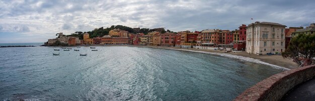 Die Altstadt von Sestri Levante mit ihren farbenfrohen Häusern liegt gegenüber der Baia del Silenzio, einer der besten Sehenswürdigkeiten der italienischen Riviera