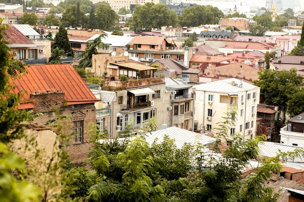 Die Altstadt von Tiflis mit bunten Straßen und Fassaden