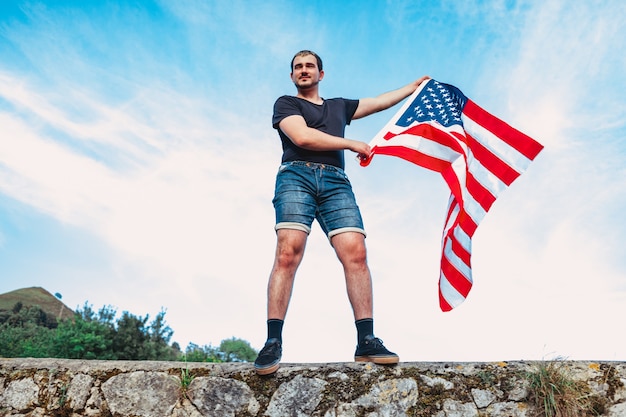 Die amerikanische Flagge wird von Menschen gehalten.Patriotism Concept