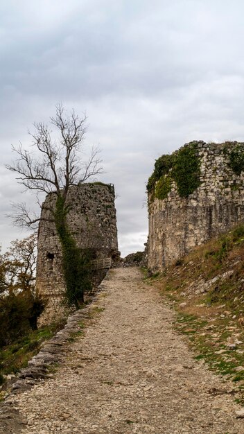 Die Anakopia-Festung ist eine Verteidigungsstruktur, ein historisches Wahrzeichen in der Stadt New Athos