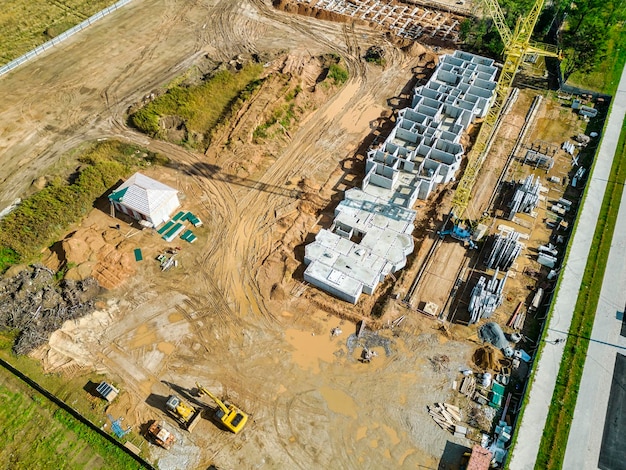 Die Anfangsphase des Baus eines vorgefertigten Stahlbetonhauses Montage eines Plattenhauses Aufnahme einer Drohne Modernes Bauen Baustelle Nahaufnahme Ansicht von oben