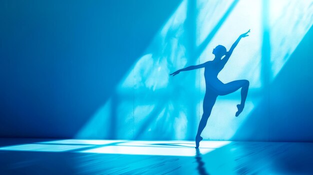 Die anmutige Silhouette einer Ballerina im blauen Licht