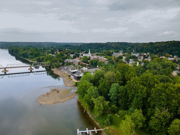 Die Ansicht der Luft Delaware River, Brücke über die in der historischen Stadt New Hope Pennsylvania und Lambertville New Jersey USA