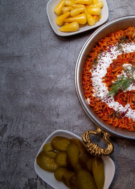 Die Ansicht der türkischen Ravioli umfasst einen Kopierbereich mit Garnituren