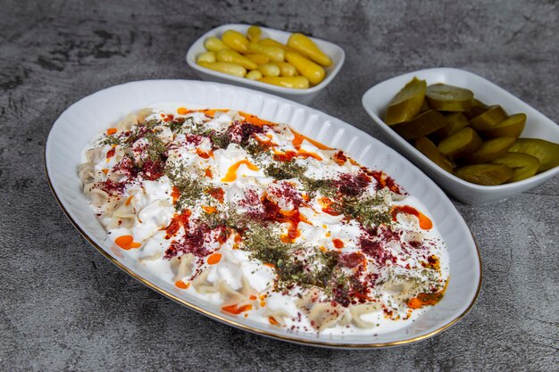 Die Ansicht der türkischen Ravioli umfasst einen Kopierbereich mit Garnituren