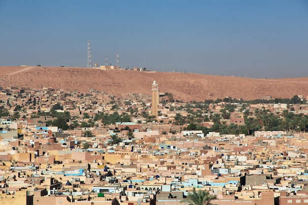 Die Ansicht über Ghardaia-Stadt in Sahara-Wüste, Algerien