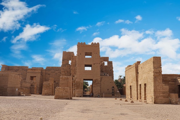 Die antike Stadt Luxor liegt in der Wüste.