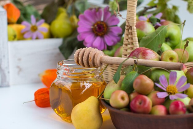 Die Apfelernte im Korb Blumenhonig-Apfel-Spas