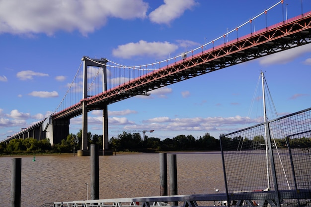 Die Aquitaine-Brücke über den Fluss Garonne in Bordeaux Frankreich Blick von der Küste