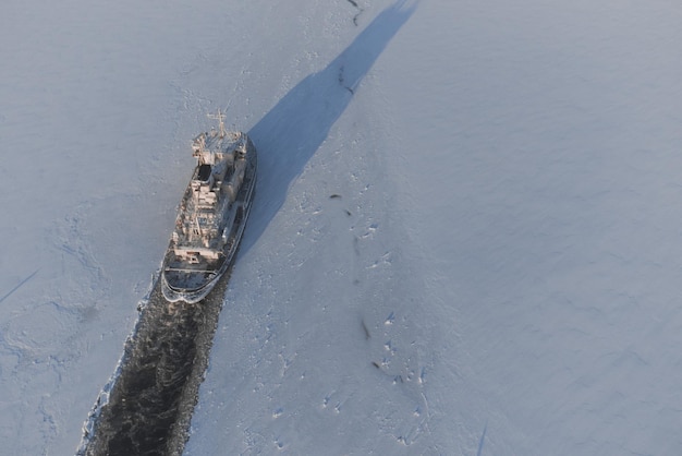 Die Arbeit des Eisbrechers in den Eisfeldern Raue nördliche Bedingungen Verlegung der Fahrrinne