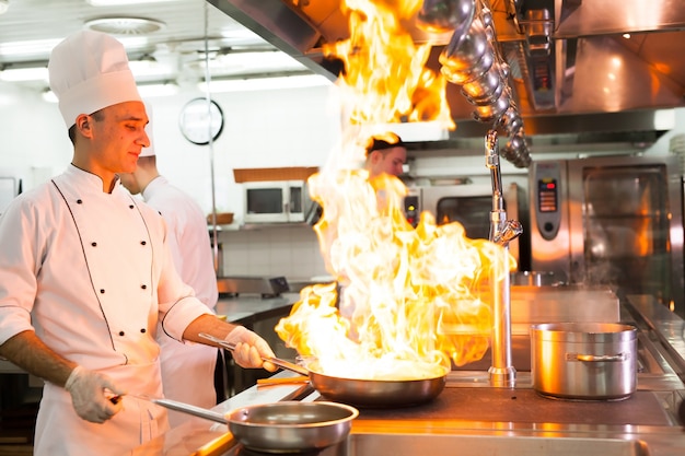 Die Arbeit des Kochs in der Küche des Restaurants.