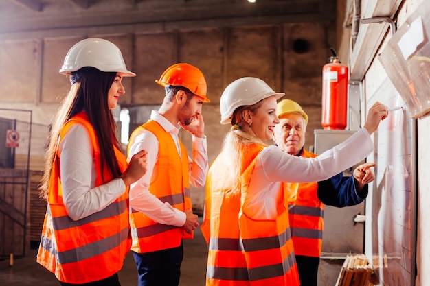 Die Arbeiter erstellen im Werk einen Arbeitsplan