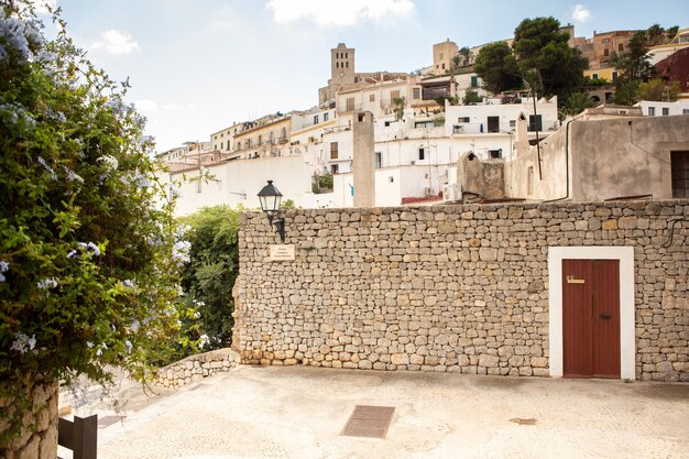 Die Architektur der Insel Ibiza Eine charmante leere weiße Straße in der Altstadt von Eivissa