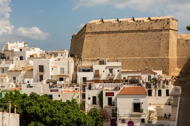 Die Architektur der Insel Ibiza Eine charmante leere weiße Straße in der Altstadt von Eivissa