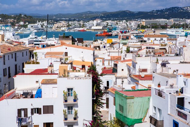 Die Architektur der Insel Ibiza Eine charmante leere weiße Straße in der Altstadt von Eivissa