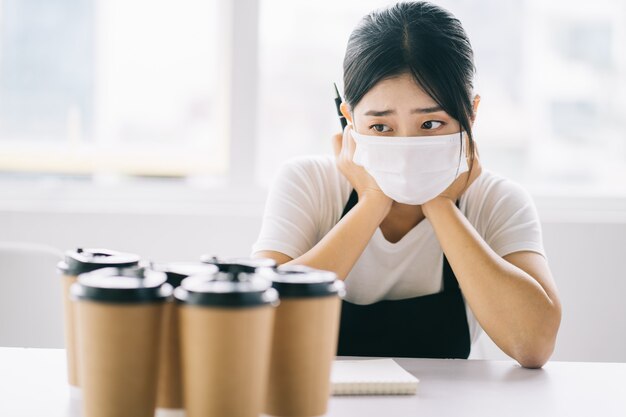 Die asiatischen Coffeeshop-Besitzer waren verärgert, weil ihre Geschäfte aufgrund der Auswirkungen der Krankheit geschlossen wurden