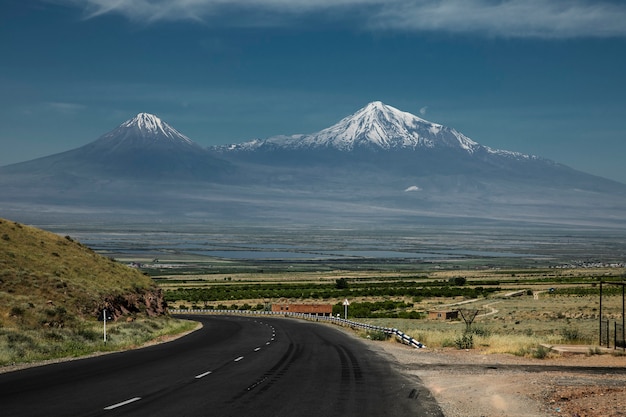 Die Asphaltstraße und der Ararat-Berg