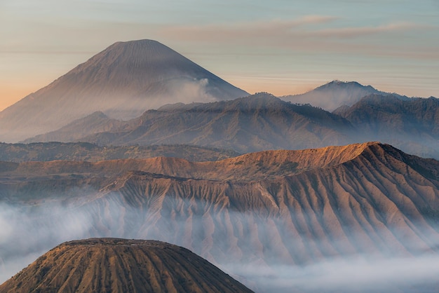 Foto die atemberaubende landschaft des bromo tengger semeru nationalparks