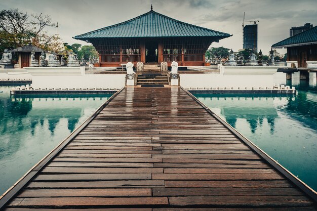 Die atemberaubende Landschaft des majestätischen buddhistischen Seema Malaka-Tempels am spektakulären Beira-See in Colombo, Sri Lanka. Idyllischer Ort zum Meditieren, Ausruhen und Entspannen.