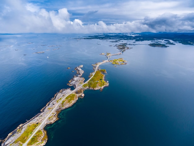 Die Atlantikstraße oder die Atlantikstraße (Atlanterhavsveien) wurde mit dem Titel „Norwegisches Bauwerk des Jahrhunderts“ ausgezeichnet. Die Straße ist als nationale Touristenroute klassifiziert. Luftaufnahmen