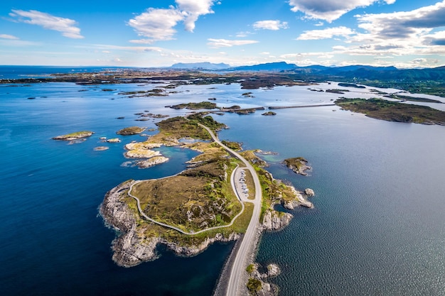 Die Atlantikstraße oder die Atlantikstraße (Atlanterhavsveien) wurde mit dem Titel „Norwegisches Bauwerk des Jahrhunderts“ ausgezeichnet. Die Straße ist als nationale Touristenroute klassifiziert. Luftaufnahmen