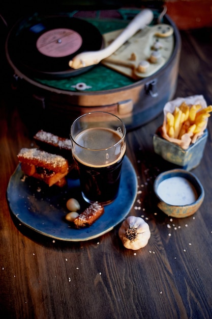 Die Atmosphäre des alten Cafés Der Spieler mit der Scheibe ein Glas dunkles Bier Knoblauchbrot und Pommes Fast Food