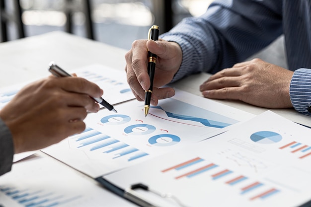 Die Atmosphäre im Besprechungsraum, in dem sich die Geschäftsleute treffen, Informationspapiere und Diagramme werden auf den Tisch gelegt, um das Geschäftsplanungstreffen zu unterstützen, um die Geschäftsidee wachsen zu lassen