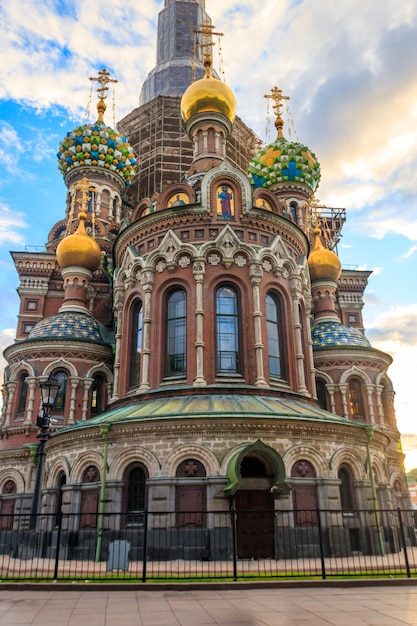 Die Auferstehungskirche oder die Kathedrale der Auferstehung Christi ist eine der wichtigsten Sehenswürdigkeiten von Sankt Petersburg in Russland