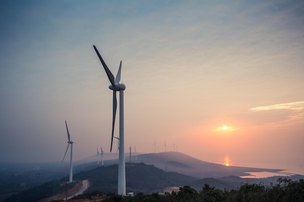 Die aufgehende Sonne scheint im Windpark am LakexA