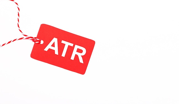 Die Aufschrift ATR Average True Range auf einem roten Preisschild auf hellem Hintergrund Werbekonzept Platz kopieren