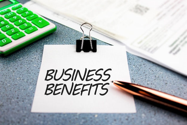 Die Aufschrift BUSINESS BENEFITS auf einem Blatt Papier auf dem Bürotisch Das Konzept des Lernens der Vorteile in Geschäftsprojekten