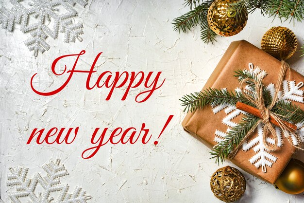 Die Aufschrift Frohes neues Jahr mit glänzenden Weihnachtskugeln auf weißem Hintergrund