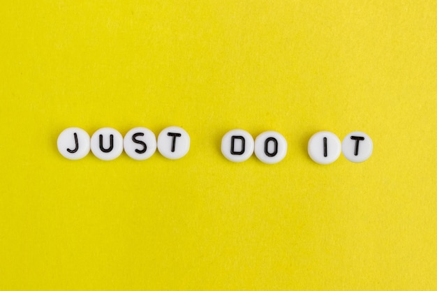 Die Aufschrift Just do it auf gelbem Hintergrund, das Konzept der Motivation, Ideen, Inspiration.