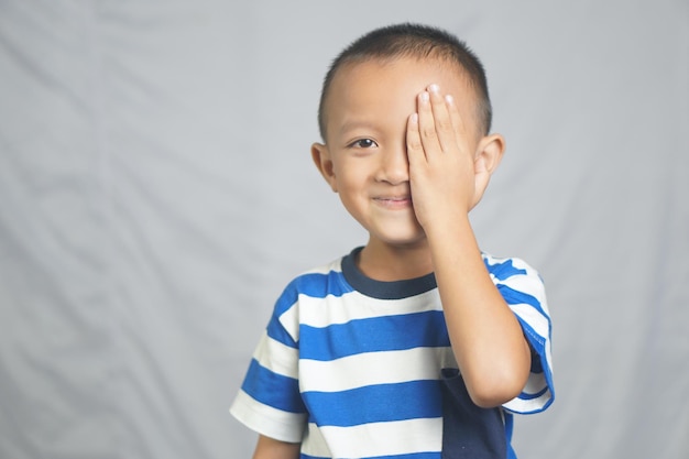 Die Augen eines Jungen schmerzten vom hellen Licht