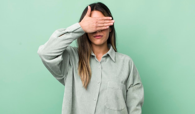Die Augen mit einer Hand bedecken, sich ängstlich oder ängstlich wundern oder blind auf eine Überraschung warten