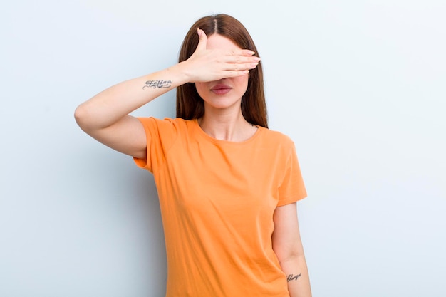 Foto die augen mit einer hand bedecken, sich ängstlich oder ängstlich wundern oder blind auf eine überraschung warten