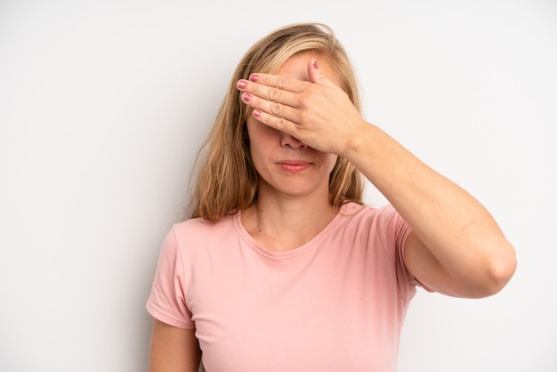 Foto die augen mit einer hand bedecken, sich ängstlich oder ängstlich wundern oder blind auf eine überraschung warten