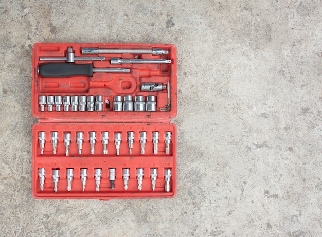 Die Ausrüstung für Kfz-Mechaniker befindet sich in einer roten Box auf einem Zementboden