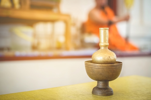 Die Ausrüstung verwendet in den Ritualen des Buddhismus durch das orange Kleid der Priester